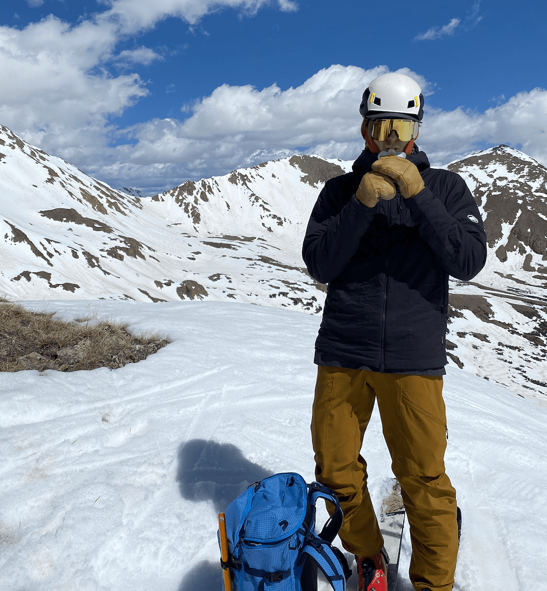 Skier eats a Neve Smoothie Pouch 